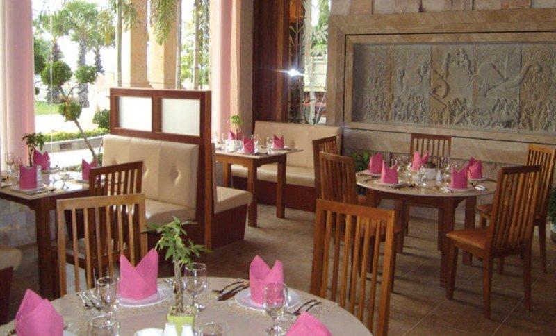 Blue River Hotel بنوم بنه المطعم الصورة
