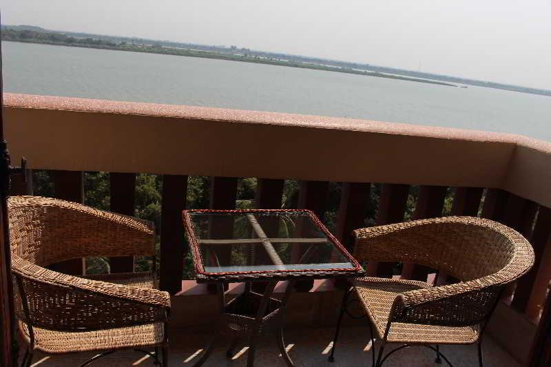 Blue River Hotel بنوم بنه المظهر الخارجي الصورة