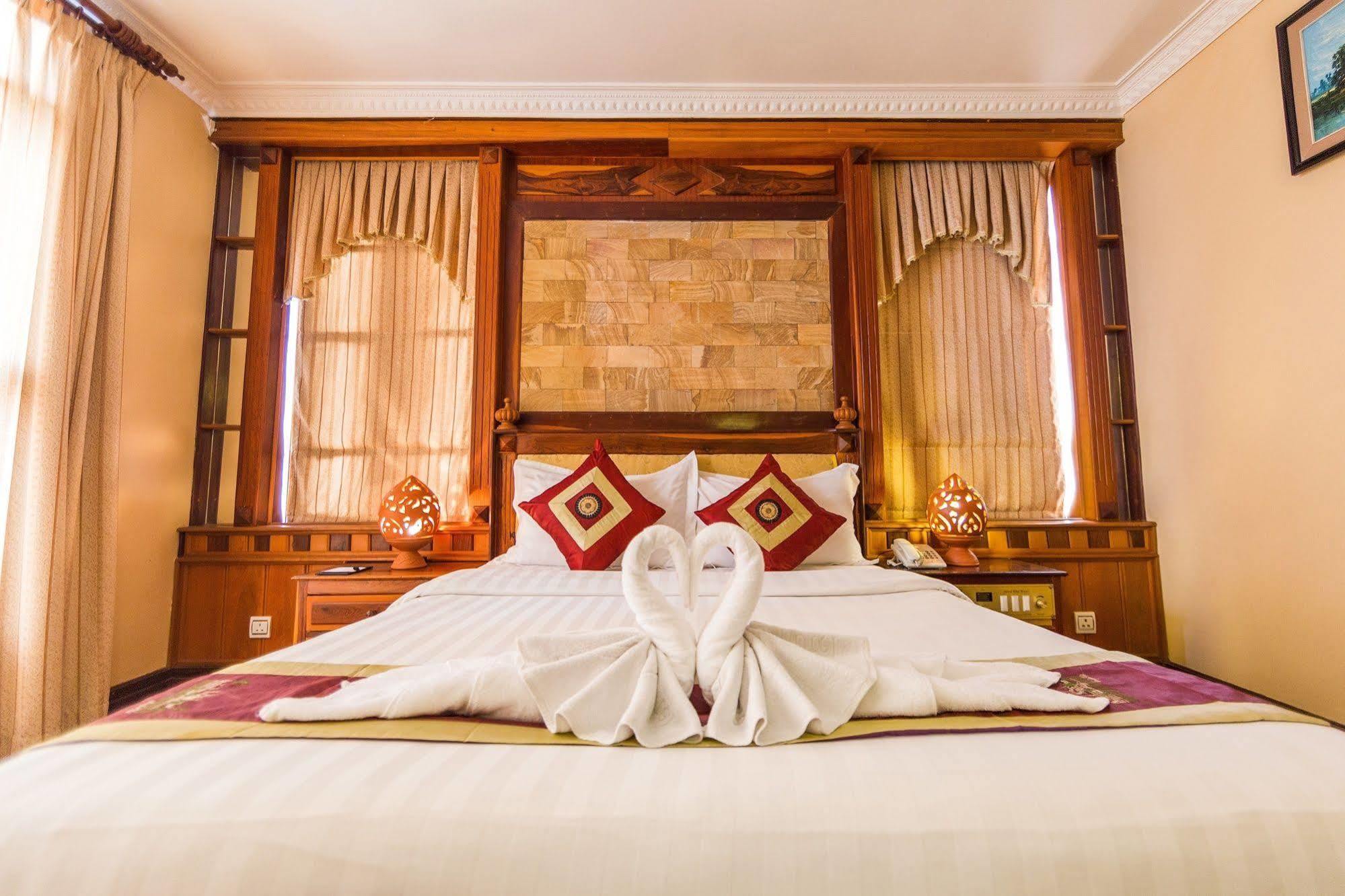 Blue River Hotel بنوم بنه المظهر الخارجي الصورة