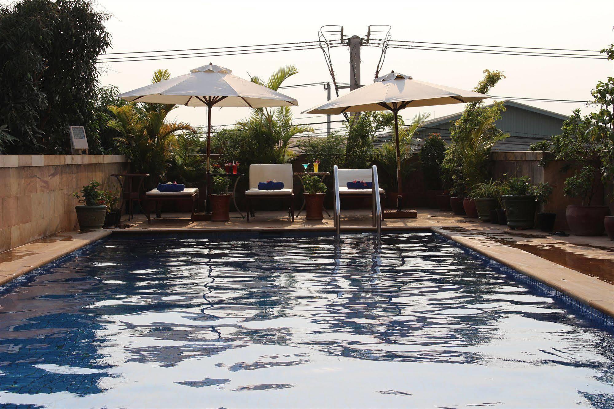 Blue River Hotel بنوم بنه المظهر الخارجي الصورة